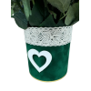 Welurowy flowerbox butelkowa zieleń z bukietem róż